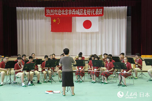 北京市鉄路第二中學(xué)の生徒が管弦楽を演奏