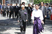 敗戦日に靖國神社參拝の人々