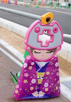 日本?京都の街角に可愛い和服の子ども姿の標識