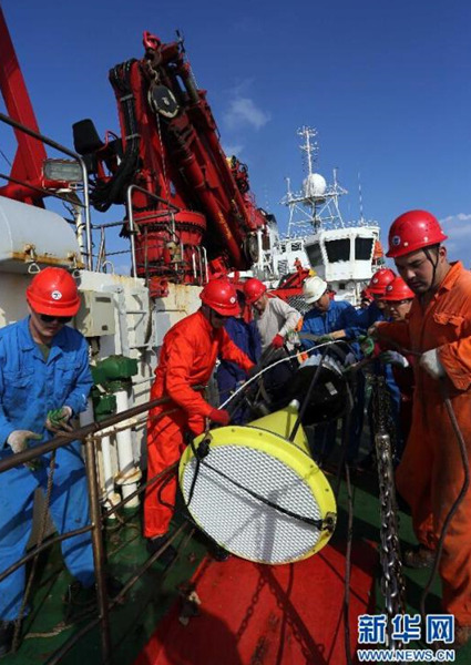 「沈積物捕獲器」の投入に備える海洋調(diào)査船「科學號」の船員。