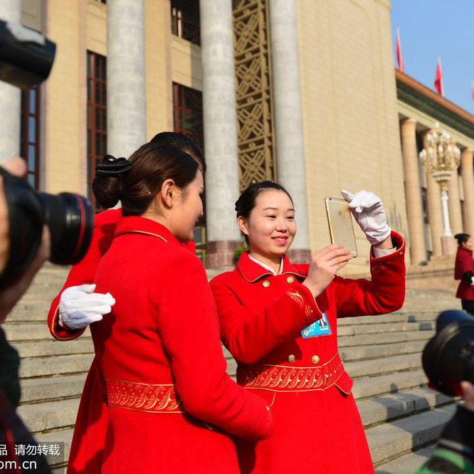 2015年「全國両會(huì)」で注目を集める美しい女性スタッフ