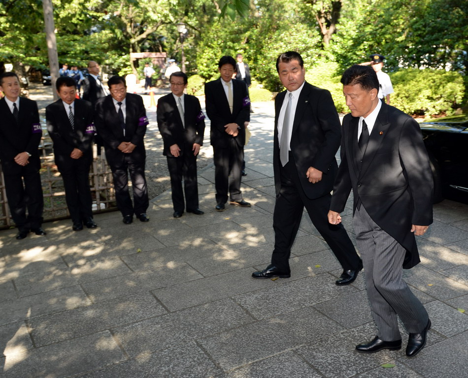 2014年8月15日、新藤義孝総務大臣（右端）が靖國神社を參拝