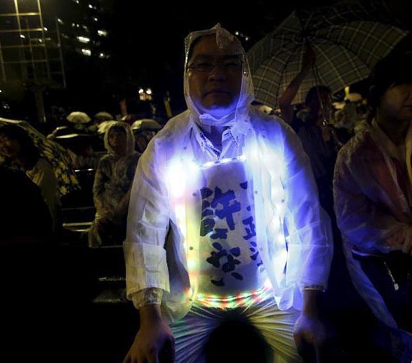 深夜、雨の中「反対運動集會」を決行、新安保法案に抗議