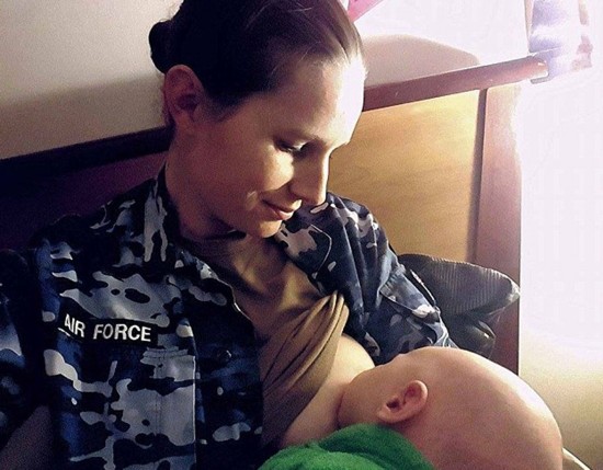 授乳の女性兵の暖かい集合寫真が人気　米國