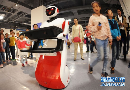 揚(yáng)州科技館が連休中に無料開放、子供たちがロボットと觸れ合う