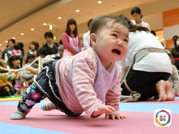 600人の赤ちゃんの「はいはい競爭」がギネス記録を更新　日本