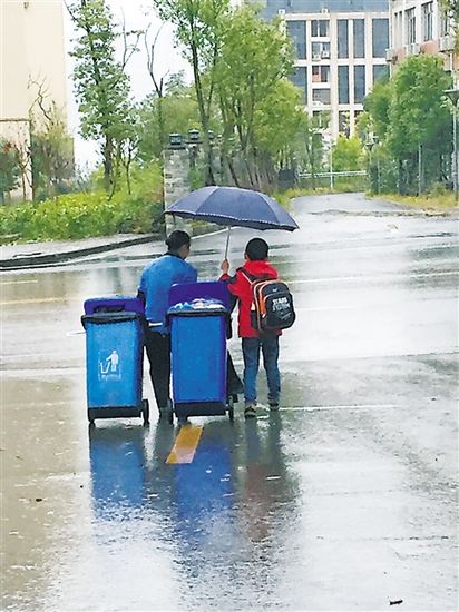 雨に濡れる清掃員に傘さし出す7歳の男の子が話題に