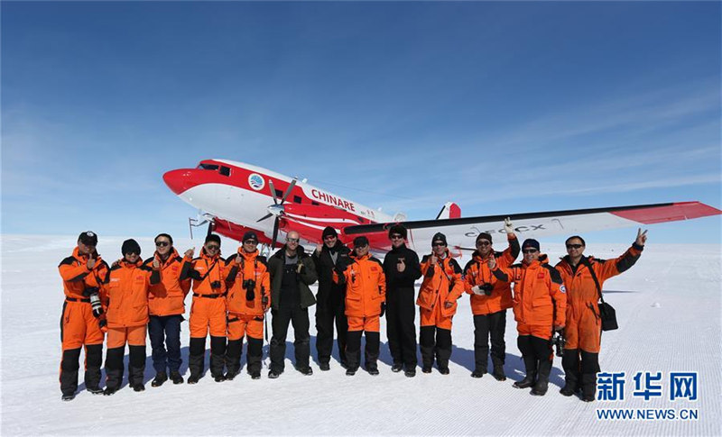 「雪鷹601」の中山基地付近での試験飛行成功後、科學(xué)観測隊員らが記念撮影。