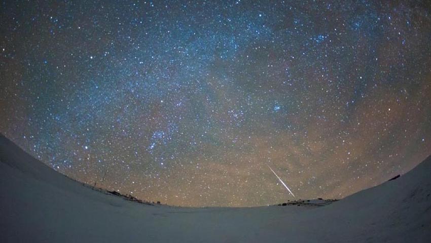 長(zhǎng)白山の夜空を照らす雙子座流星群　吉林省