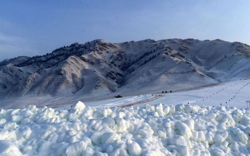 祁連山の麓に広がる雪の草原、一面に広がる壯大な景色