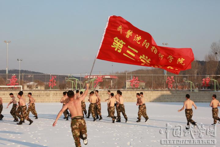 立派！雪にまみれて格闘する武裝警察訓(xùn)練生