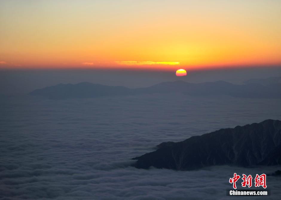 黃金に照らされる雪山、ミニヤコンカ