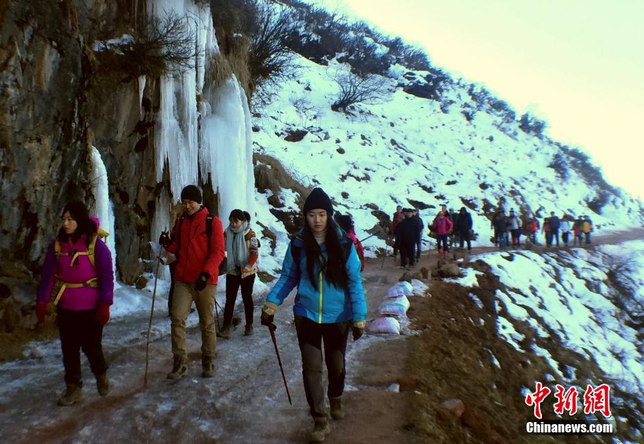 黃金に照らされる雪山、ミニヤコンカ