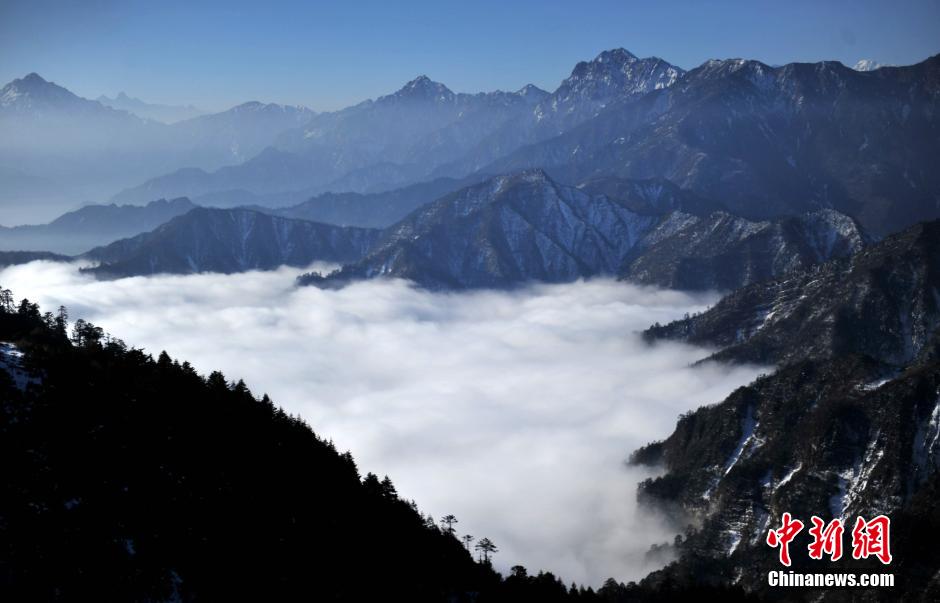 黃金に照らされる雪山、ミニヤコンカ