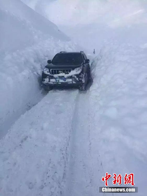 珍しい豪雪で山岳地域は2メートルの積雪　新疆