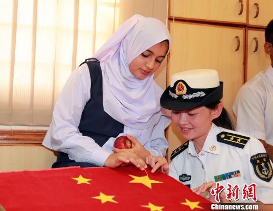 海軍護(hù)送艦隊(duì)がパキスタンの特殊児童學(xué)校を慰問(wèn)