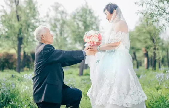 來世もあなたと共に、70代の「結(jié)婚寫真」