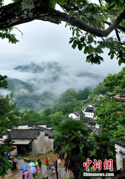 雨に煙る「中國で最も美しい村」、幻想的な世界を描く　江西省