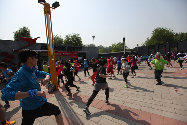 青空の下、北京朝陽公園で中日ランナーが交流