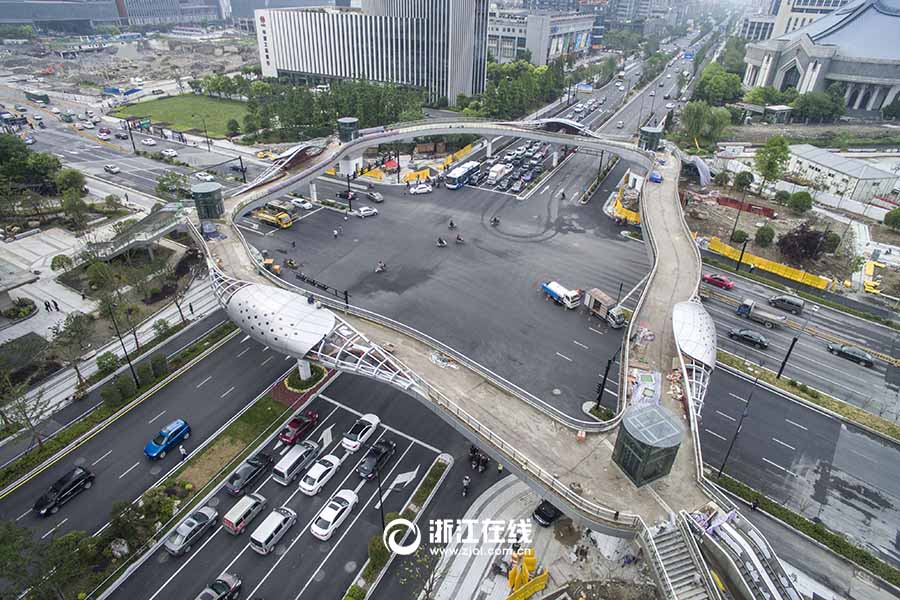 木の枝がモチーフの歩道橋が登場(chǎng)　浙江省