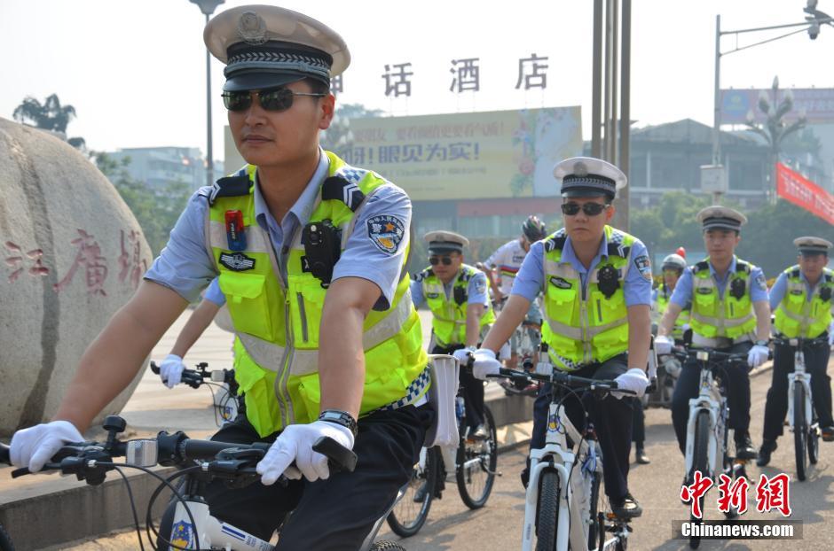 警察制式自転車でパトロール、環(huán)境保護(hù)を呼びかけ　四川省