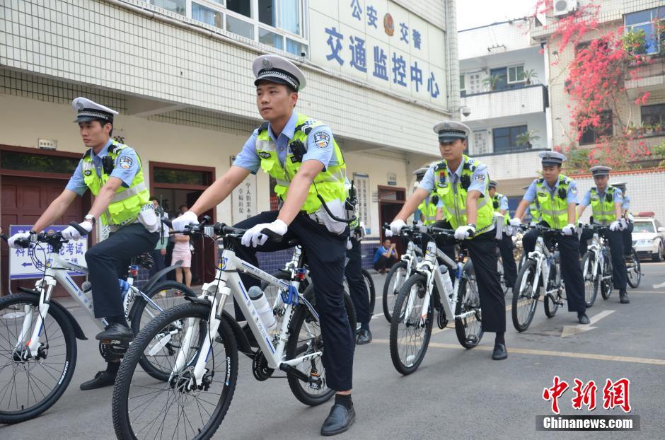 警察制式自転車でパトロール、環(huán)境保護を呼びかけ　四川省