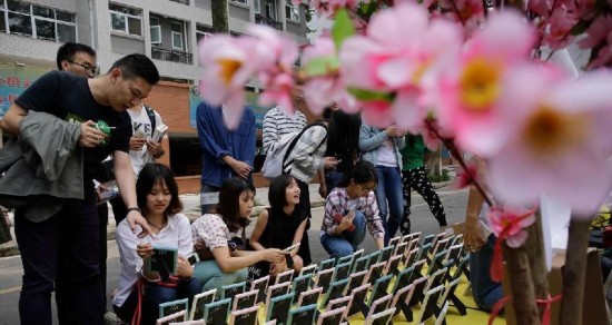 武漢大學(xué)卒業(yè)生が「桜の押し花」販売、數(shù)時間で１萬元の売上げ