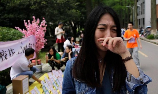 武漢大學(xué)卒業(yè)生が「桜の押し花」販売、數(shù)時(shí)間で１萬元の売上げ