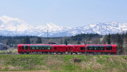 新型リゾート列車、ワイドガラスの展望デッキから見る絶景　日本