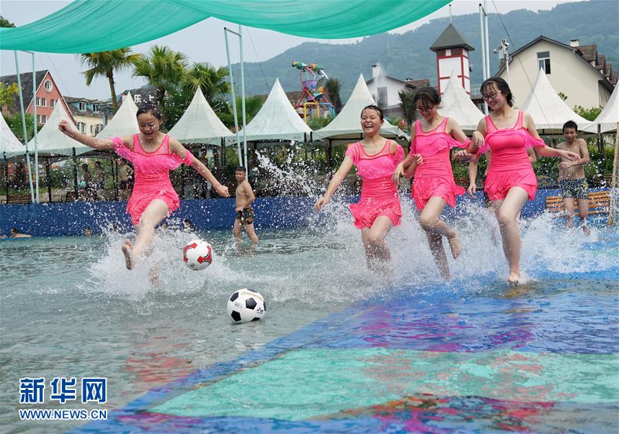 水遊びで過(guò)ごす夏至　重慶