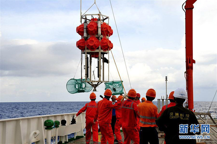 有人深海潛水艇「彩虹魚(yú)號(hào)」、南中國(guó)海で投入