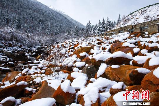 四川省で初雪観測！美しい雪化粧に覆われた山々