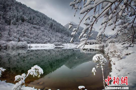 四川省で初雪観測！美しい雪化粧に覆われた山々