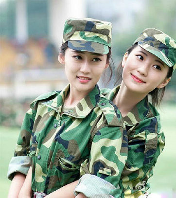 すっぴんでも可愛い！新學(xué)期の軍事訓(xùn)練に參加する美人女子大生たち