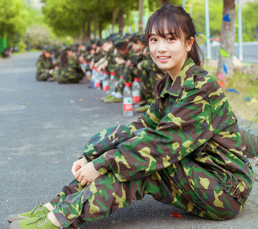 すっぴんでも可愛い！新學(xué)期の軍事訓(xùn)練に參加する美人女子大生たち