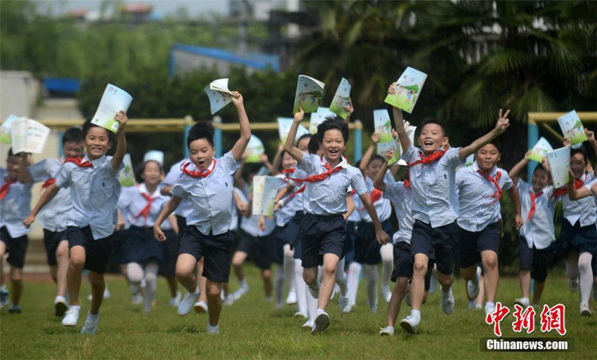 「開(kāi)學(xué)了」の人文字で新學(xué)期をスタートする小學(xué)生たち　揚(yáng)州市