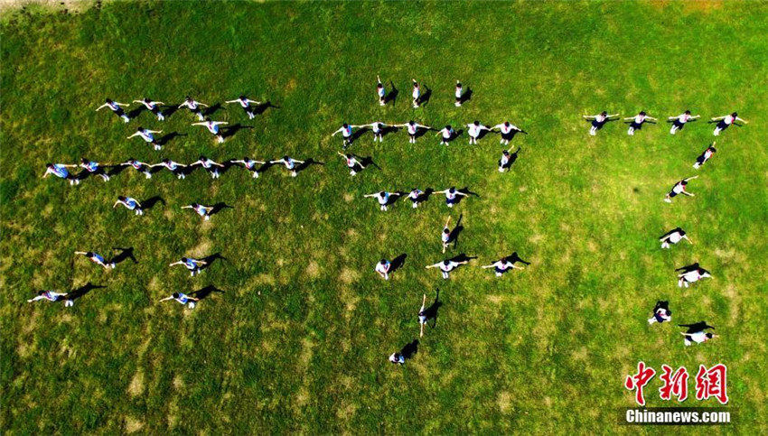 「開學了」の人文字で新學期をスタートする小學生たち　揚州市