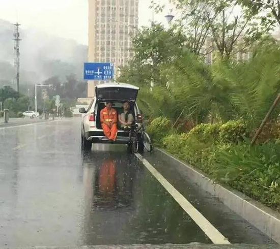 トランクで清掃員と雨宿り　非番警察官のちょっとイイ話