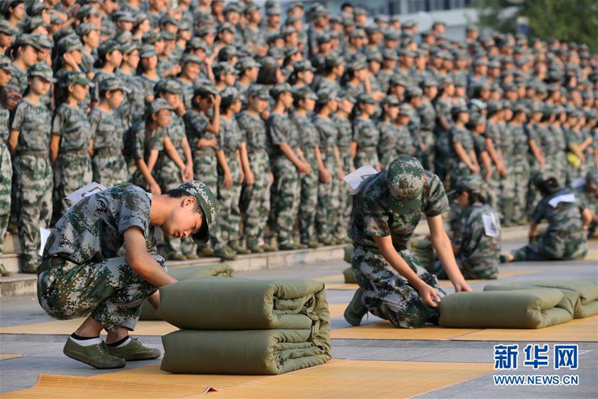 大學(xué)軍事訓(xùn)練で「布団畳み」競技の試合開催　湖南省