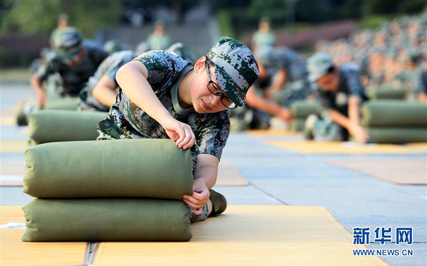 大學(xué)軍事訓(xùn)練で「布団畳み」競技の試合開催　湖南省