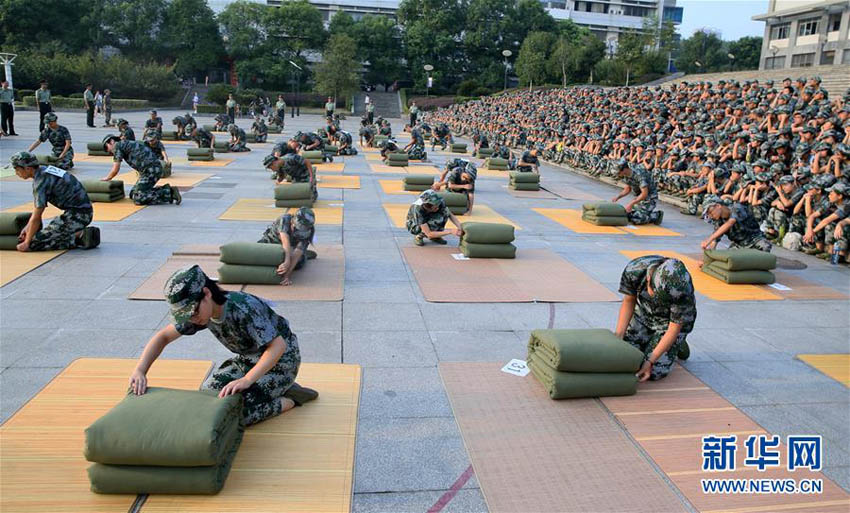 大學(xué)軍事訓(xùn)練で「布団畳み」競(jìng)技の試合開催　湖南省