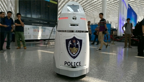 中國初の警備ロボット、深センの空港をパトロール