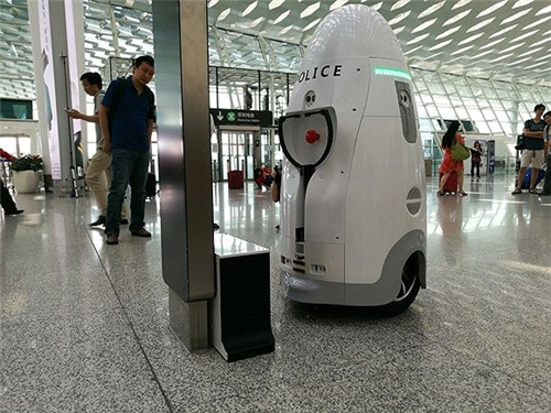 中國初の警備ロボット、深センの空港をパトロール