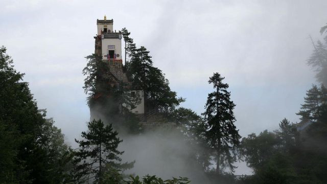 切り立った崖の上に400年　世界で最も険しい場(chǎng)所にある寺院　陝西省