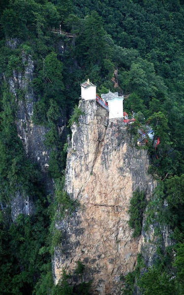 切り立った崖の上に400年　世界で最も険しい場(chǎng)所にある寺院　陝西省