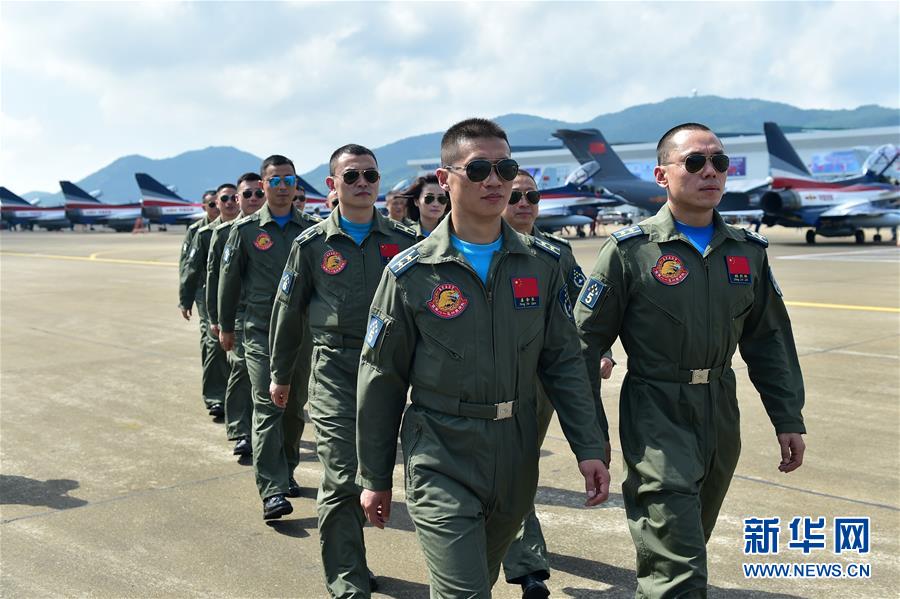 中國空軍八一アクロバット飛行隊(duì)が珠海到著