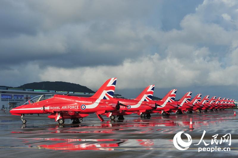 珠海航空ショー、降雨の後にひときわ鮮やかな「赤い矢」