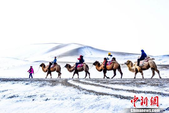 甘粛?敦煌の砂漠に初雪 ひと味違う雪景色も人気