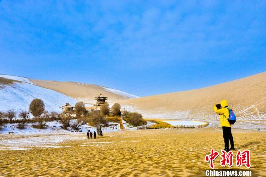 甘粛?敦煌の砂漠に初雪 ひと味違う雪景色も人気