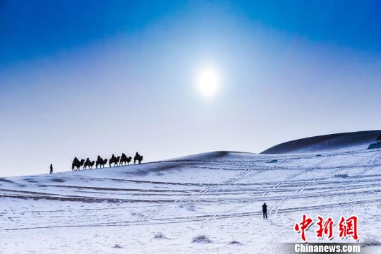 甘粛?敦煌の砂漠に初雪 ひと味違う雪景色も人気